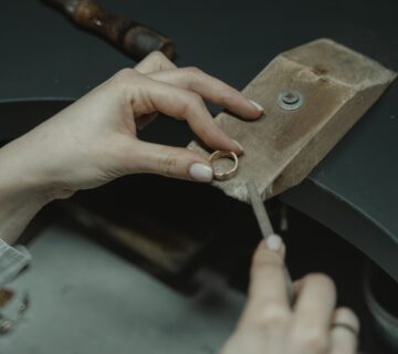 Handwerkliche Bearbeitung eines Rings mit Goldschmiedewerkzeug
